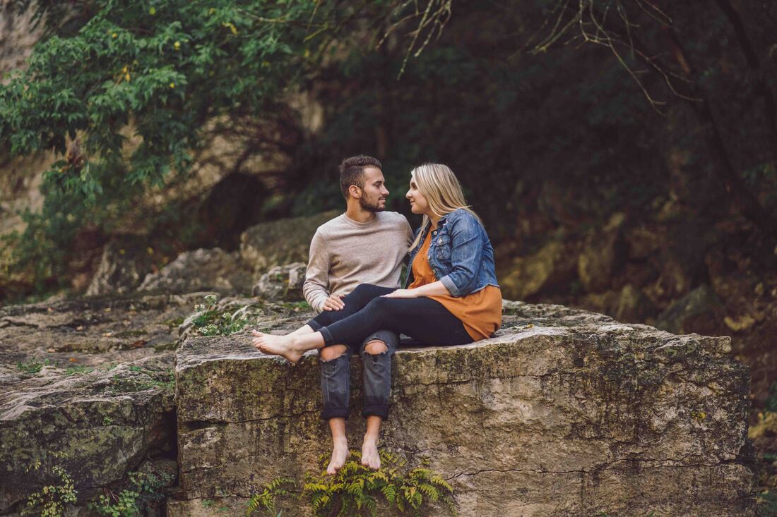 Couple sitting on a rock in elora gorge 
